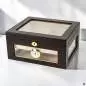 Vorschaubild: Humidor Ebony matt mit Glasfenster als Tischszene