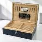 Vorschaubild: Humidor dunkelblau matt mit Streifen Tischszene geöffnet