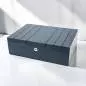 Vorschaubild: Humidor dunkelblau matt mit Streifen Tischszene
