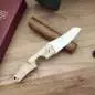 Vorschaubild: Fines Lames Le Petit Olive Wood auf einem Tisch