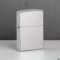 Vorschaubild: Zippo Sterling Silber gebürstet Armor Case Brushed auf einem Tisch