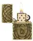 Vorschaubild: Zippo 60007909 Keltische Flamme Armor Antique Brass MultiCut offen mit Flamme