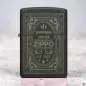 Vorschaubild: Zippo 60007935 Antique Label Black Crackle Laser Engrave Szene