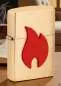 Vorschaubild: Zippo Rotes Flammenemblem Messing Feuerzeug Szene