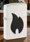 Vorschaubild: Zippo Schwarzes Flammenemblem weiß Feuerzeug Szene