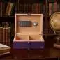 Vorschaubild: Humidor Caseti Paris lila in einer Bibliothek
