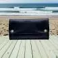 Vorschaubild: Original Kavatza Classic Deluxe TR01CR Leder schwarz Tabaktasche am Strand