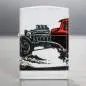 Vorschaubild: Zippo 60006754 Hot Rod White Matte mit rotem US-Car und offenem Motor Szene