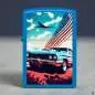Vorschaubild: Zippo 60007632 US Muscle-Car Sky Blue Matte mit blauem Classic Car, amerikanischer Flagge und Flugzeug Szene