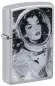 Vorschaubild: Zippo 60007871 Vintage Astronautin High Polish Chrome mit monochromer Astronautin im Raumanzug und Retro-Pin-up-Motiv