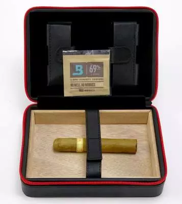 Produktbild: Reisehumidor Kunstleder schwarz Reissverschluss rot Beispiel mit Boveda & Zigarre