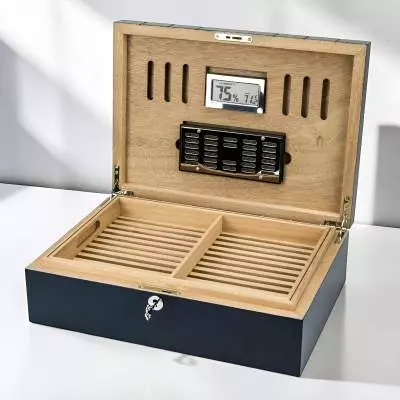 Produktbild: Humidor dunkelblau matt mit Streifen Tischszene geöffnet
