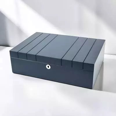 Produktbild: Humidor dunkelblau matt mit Streifen Tischszene