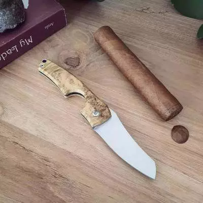 Produktbild: Fines Lames Le Petit Acacia Wood auf einem Tisch