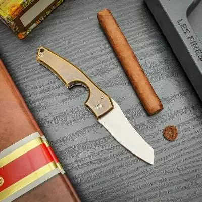 Produktbild: Fines Lames Le Petit Brass Antique auf einem Tisch