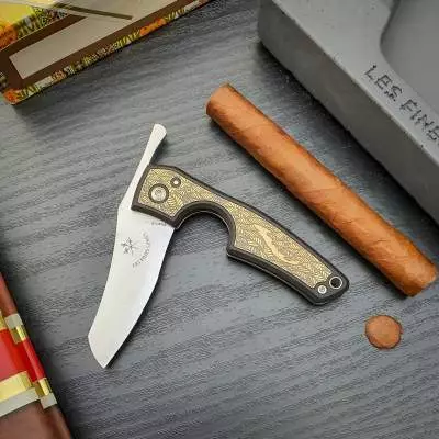 Produktbild: Fines Lames Le Petit Brass Seigaiha auf dem Tisch