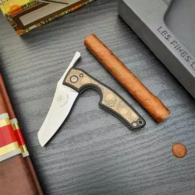 Produktbild: Fines Lames Le Petit Brass Skulls II auf einem Tisch