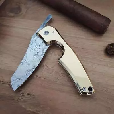 Produktbild: Fines Lames Le Petit Damasteel Björkmans Twist Gold 18K auf einem Tisch