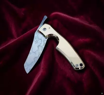 Produktbild: Fines Lames Le Petit Damasteel Björkmans Twist Gold 18K auf Samt