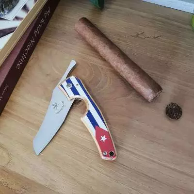 Produktbild: Fines Lames Le Petit Flag Cuba Light auf einem Tisch