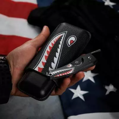 Produktbild: Les Fines Lames Le Petit Flying Tigers in der Hand