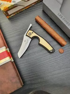 Produktbild: Les Fines Lames Le Petit Gold Arabesque auf einem Tisch
