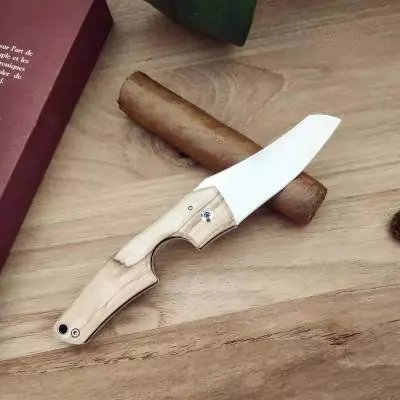 Produktbild: Fines Lames Le Petit Olive Wood auf einem Tisch