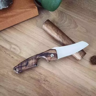 Produktbild: Fines Lames Le Petit Walnut Wood auf einem Tisch
