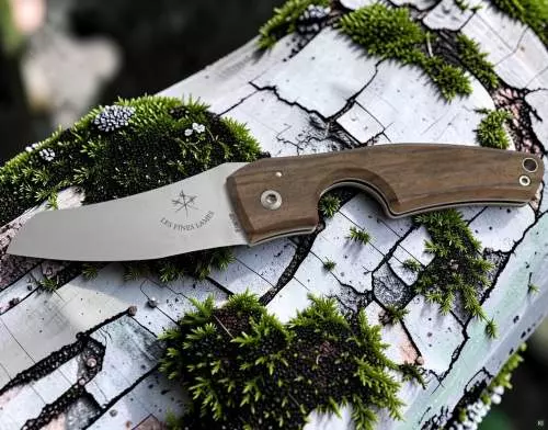 Produktbild: Fines Lames Le Petit Walnut Wood Szene