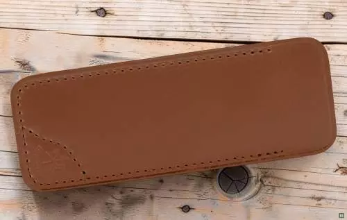 Produktbild: Les Fines Lames Lederetui Sheath Tan auf einem Holzboden