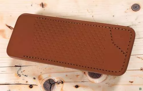 Produktbild: Les Fines Lames Lederetui Sheath Vintage Racing auf einem Holzboden