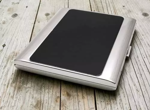 Produktbild: Zigarettenetui Pearl Metall silberfarben mit schwarzem Dekor 20er Szene