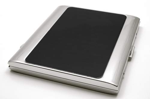 Produktbild: Zigarettenetui Pearl Metall silberfarben mit schwarzem Dekor 20er