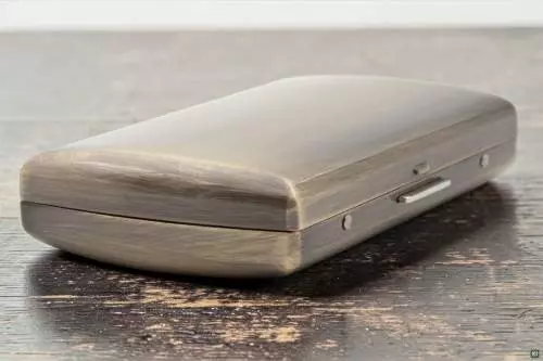 Produktbild: Zigarettenetui Pearl Metall Messingfarben 12er liegend auf Holz