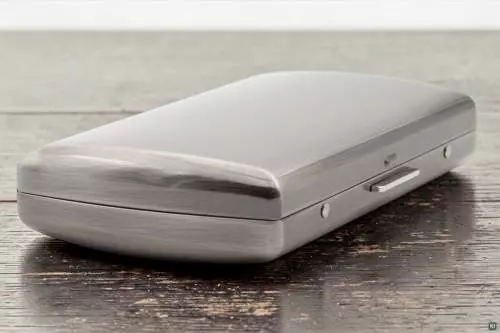 Produktbild: Zigarettenetui Pearl Metall Silberfarben 12er liegend auf Holz