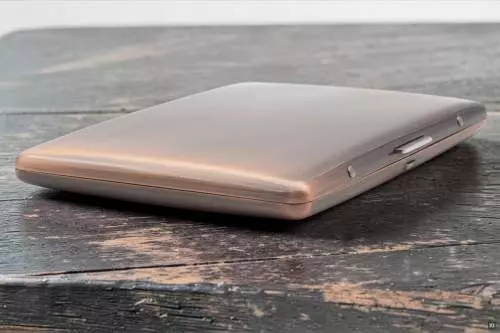 Produktbild: Zigarettenetui Pearl Metall kupferfarben 9er auf einem Tisch