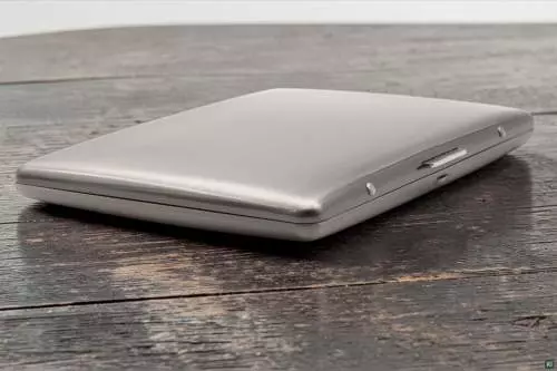 Produktbild: Zigarettenetui Pearl Metall silberfarben 9er auf einem Tisch