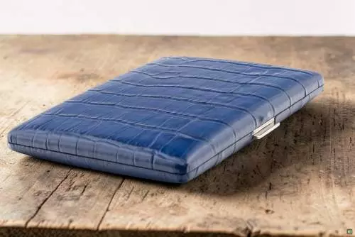 Produktbild: Zigarettenetui Pearl Metall Leder blau Kroko 9er auf einem Tisch