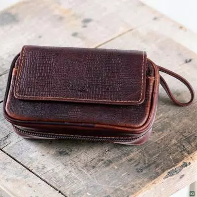 Produktbild: Angelo Pfeifentasche Rindsleder braun in Schlangenoptik Szene