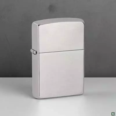 Produktbild: Zippo Sterling Silber gebürstet Armor Case Brushed auf einem Tisch
