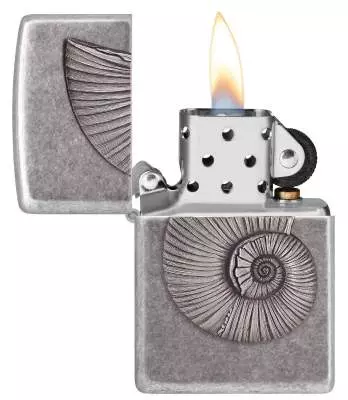 Produktbild: Zippo 2008203 Shell Ammonit in Silber antik Emblem Feuerzeug offen