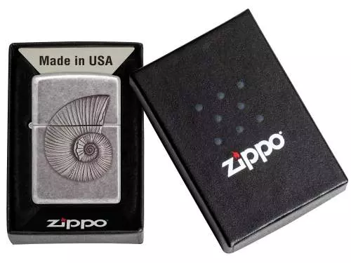 Produktbild: Zippo 2008203 Shell Ammonit in Silber antik Emblem Feuerzeug Verpackung