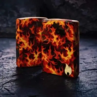 Produktbild: Zippo 60007852 Flaming Zippo Inferno 540° Fusion Tumbled Brass Szene