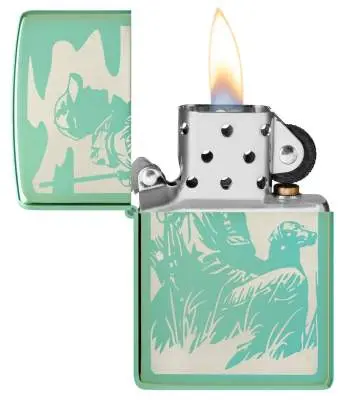 Produktbild: Zippo 60007663 Duck Hunting Entenjäger High Polish Green Laser Engrave offen mit Flamme