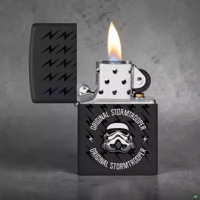 Produktbild: Zippo Original Stormtrooper Helm und Blitze schwarz matt Feuerzeug Szene