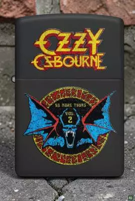 Produktbild: Zippo Ozzy Osbourne Fledermaus schwarz Feuerzeug stehend