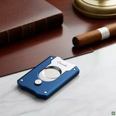 Produktbild: Caseti Paris Zigarrenschneider blau auf einem Tisch