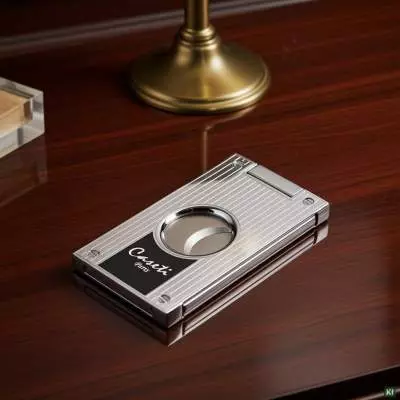 Produktbild: Caseti Paris Zigarrenschneider chrom auf einem Tisch