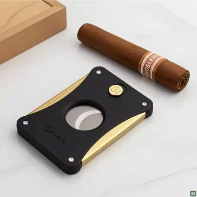 Produktbild: Caseti Paris Zigarrencutter schwarz gold auf einem Tisch