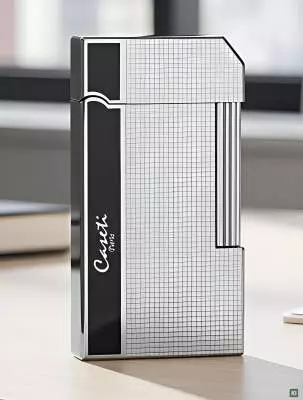 Produktbild: Caseti Paris Feuerzeug Rom schwarz chrom Caree auf einem Tisch